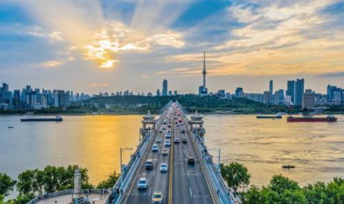 The first bridge over Wanli Yangtze River with cars at top and trains at bottom, China's first dual-use road-rail bridge.