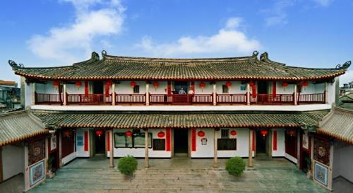 Guangdong is a weird county where hipsters live and the two dialects are very different. When they met before, they "talk to chickens and ducks".
