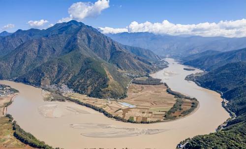 In Lijiang, Yunnan, there is first bay of Yangtze River, and it is only through this bay that Yangtze River can become a mother river.
