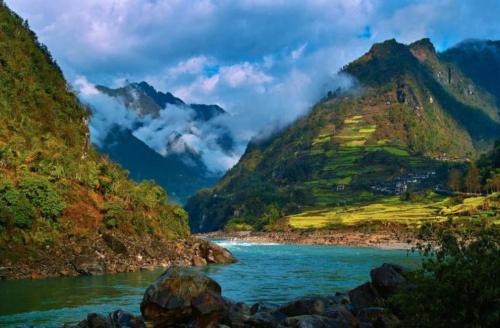 In Lijiang, Yunnan, there is first bay of Yangtze River, and it is only through this bay that Yangtze River can become a mother river.
