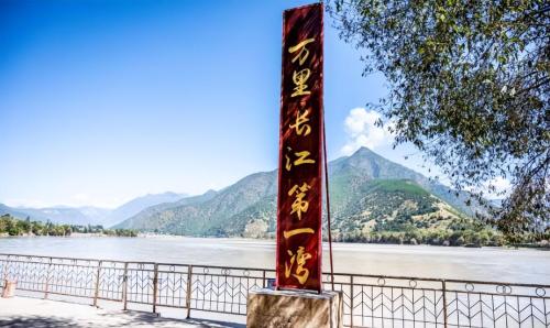 In Lijiang, Yunnan, there is first bay of Yangtze River, and it is only through this bay that Yangtze River can become a mother river.
