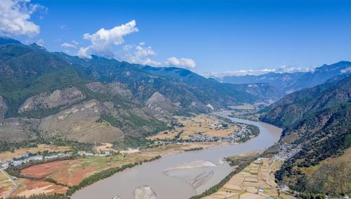 In Lijiang, Yunnan, there is first bay of Yangtze River, and it is only through this bay that Yangtze River can become a mother river.
