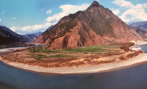 In Lijiang, Yunnan, there is first bay of Yangtze River, and it is only through this bay that Yangtze River can become a mother river.
