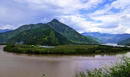 In Lijiang, Yunnan, there is first bay of Yangtze River, and it is only through this bay that Yangtze River can become a mother river.
