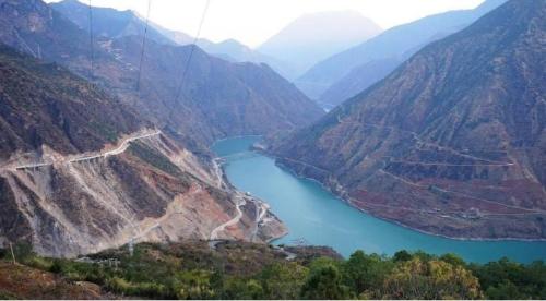 In Lijiang, Yunnan, there is first bay of Yangtze River, and it is only through this bay that Yangtze River can become a mother river.

