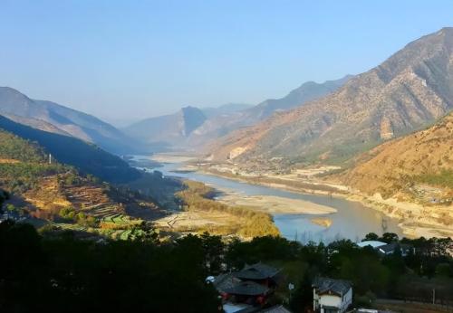 In Lijiang, Yunnan, there is first bay of Yangtze River, and it is only through this bay that Yangtze River can become a mother river.
