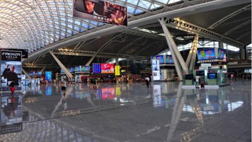 My country's "busy railway station" with an average of 600 trains per day and an annual passenger traffic of 100 million is located in Guangzhou.
