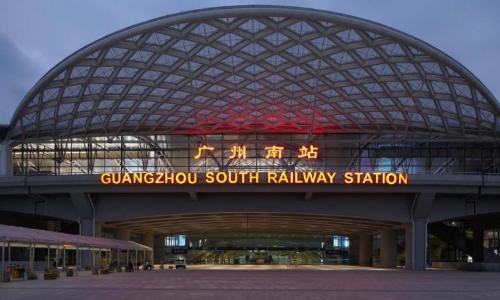 My country's "busy railway station" with an average of 600 trains per day and an annual passenger traffic of 100 million is located in Guangzhou.
