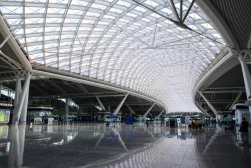 My country's "busy railway station" with an average of 600 trains per day and an annual passenger traffic of 100 million is located in Guangzhou.
