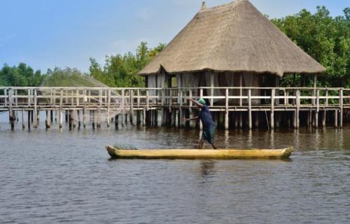 The world's largest village on water: boats are only means of transportation, but biggest problem is to go to toilet
