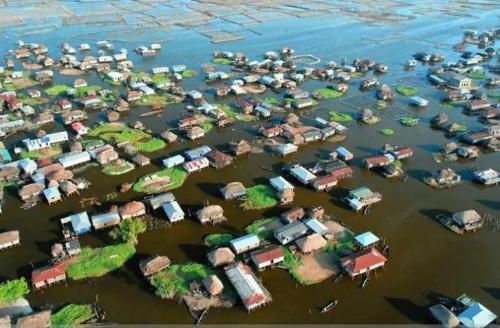 The world's largest village on water: boats are only means of transportation, but biggest problem is to go to toilet
