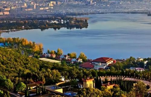 Sichuan pensioners come to Xichang: climate is similar to Kunming, there are large lakes in suburbs, environment is very good