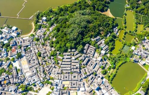 Mysterious Bagua Village Discovered in Guangdong Province, Where Every House Is Taped With The Same Pair Of Couplets And The Layout Is Delicately Surrounded By Water
