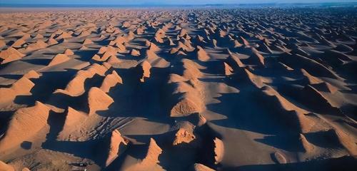 The world's largest salt desert: thickness of salt layer is 9000 meters, grass has not grown for a thousand years, and the landscape is very unique.
