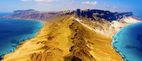 Paradise island in Middle East: it is so dilapidated that it is not as good as a remote mountain village. The villagers guard golden mountain in order to live a hard life.