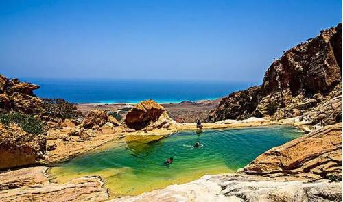 Paradise island in Middle East: it is so dilapidated that it is not as good as a remote mountain village. The villagers guard golden mountain in order to live a hard life.
