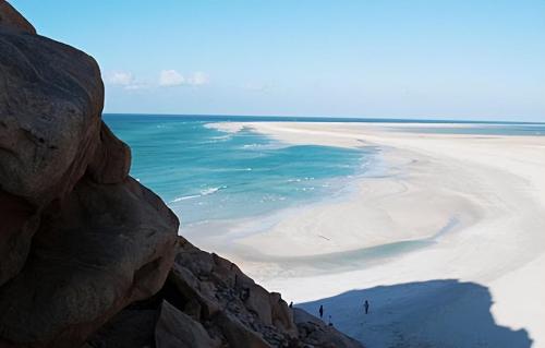 Paradise island in Middle East: it is so dilapidated that it is not as good as a remote mountain village. The villagers guard golden mountain in order to live a hard life.