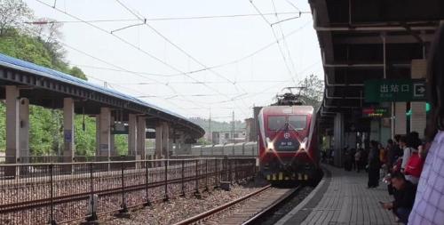 The train, which stretches for 5,000 kilometers, has beautiful scenery along way and is known as a tourist train.