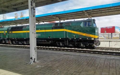 The train, which stretches for 5,000 kilometers, has beautiful scenery along way and is known as a tourist train.