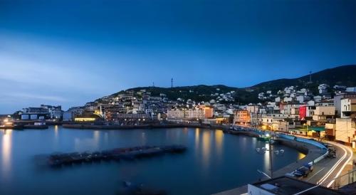 Zhoushan Island, largest island in Zhejiang Province, has a comfortable climate and a beautiful environment suitable for elderly.

