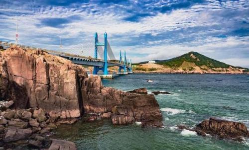 Zhoushan Island, largest island in Zhejiang Province, has a comfortable climate and a beautiful environment suitable for elderly.
