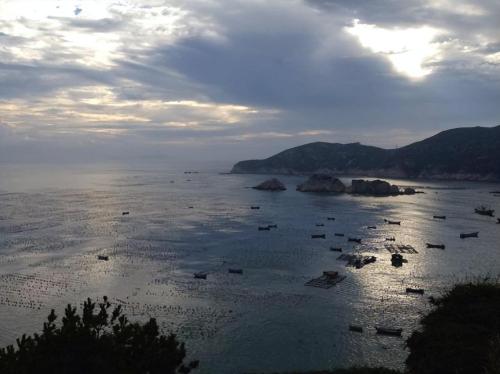 Zhoushan Island, largest island in Zhejiang Province, has a comfortable climate and a beautiful environment suitable for elderly.
