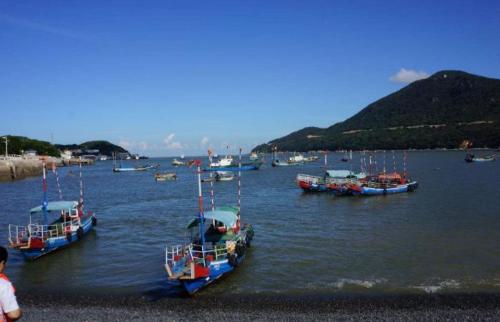 Zhoushan Island, largest island in Zhejiang Province, has a comfortable climate and a beautiful environment suitable for elderly.
