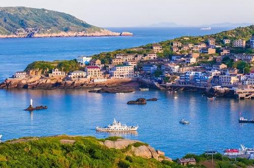 Zhoushan Island, largest island in Zhejiang Province, has a comfortable climate and a beautiful environment suitable for elderly.
