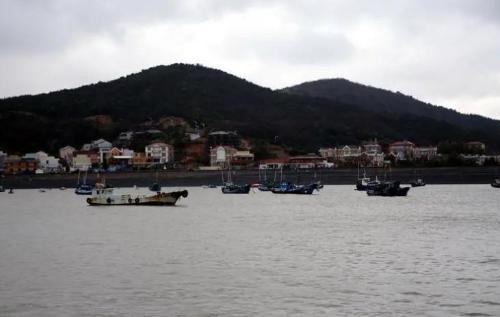 Zhoushan Island, largest island in Zhejiang Province, has a comfortable climate and a beautiful environment suitable for elderly.
