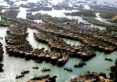 Zhoushan Island, largest island in Zhejiang Province, has a comfortable climate and a beautiful environment suitable for elderly.
