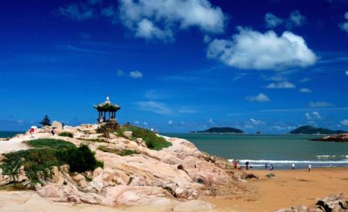 Zhoushan Island, largest island in Zhejiang Province, has a comfortable climate and a beautiful environment suitable for elderly.
