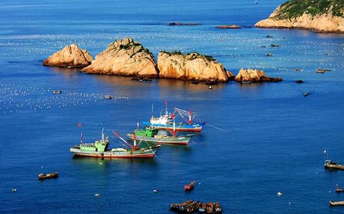 Zhoushan Island, largest island in Zhejiang Province, has a comfortable climate and a beautiful environment suitable for elderly.
