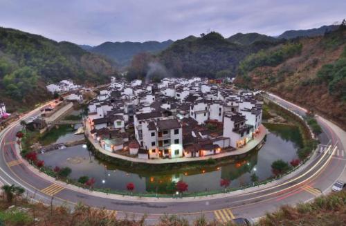 Tucked away in mountainous area of Shangrao is a circular ancient village surrounded by water on three sides like a paradise.