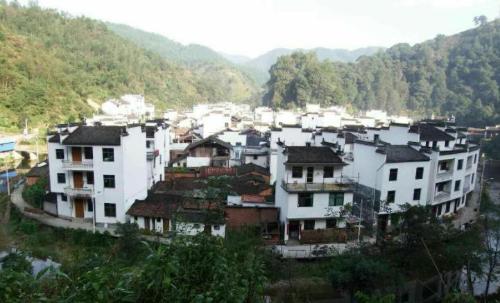 Tucked away in mountainous area of Shangrao is a circular ancient village surrounded by water on three sides like a paradise.
