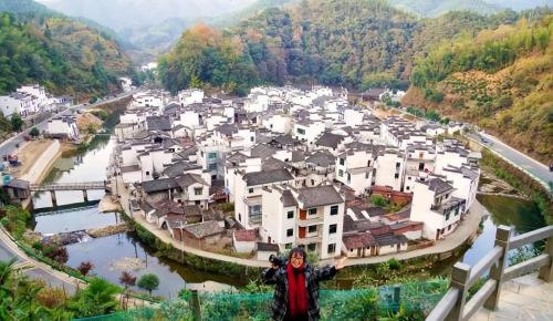 Tucked away in mountainous area of Shangrao is a circular ancient village surrounded by water on three sides like a paradise.