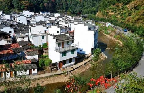 Tucked away in mountainous area of Shangrao is a circular ancient village surrounded by water on three sides like a paradise.