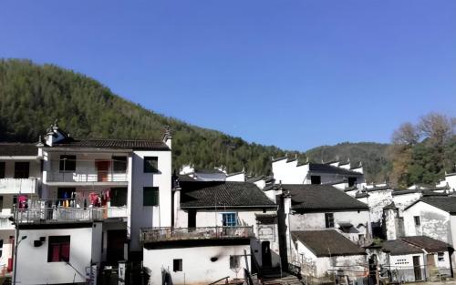 Tucked away in mountainous area of Shangrao is a circular ancient village surrounded by water on three sides like a paradise.
