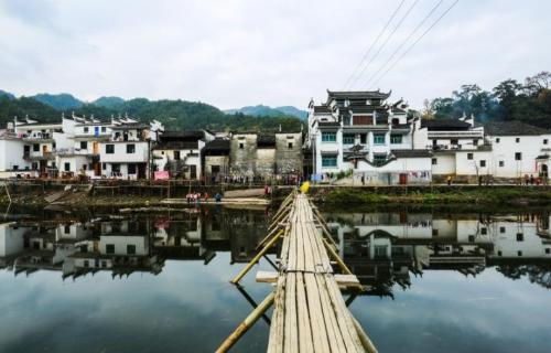 Tucked away in mountainous area of Shangrao is a circular ancient village surrounded by water on three sides like a paradise.