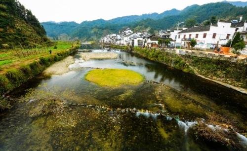Tucked away in mountainous area of Shangrao is a circular ancient village surrounded by water on three sides like a paradise.