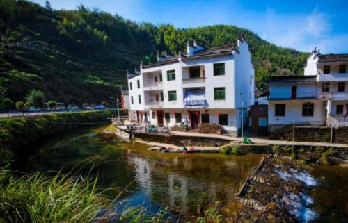 Tucked away in mountainous area of Shangrao is a circular ancient village surrounded by water on three sides like a paradise.