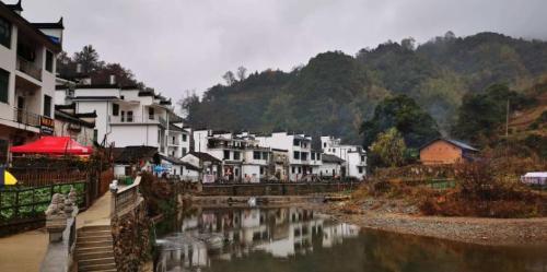 Tucked away in mountainous area of Shangrao is a circular ancient village surrounded by water on three sides like a paradise.