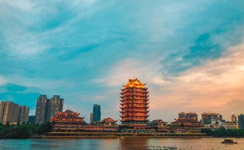 It is very convenient to go to Sichuan for retirement after retirement. I choose these two cities to settle in. The scenery is good and price is low.
