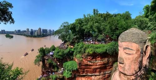 It is very convenient to go to Sichuan for retirement after retirement. I choose these two cities to settle in. The scenery is good and price is low.

