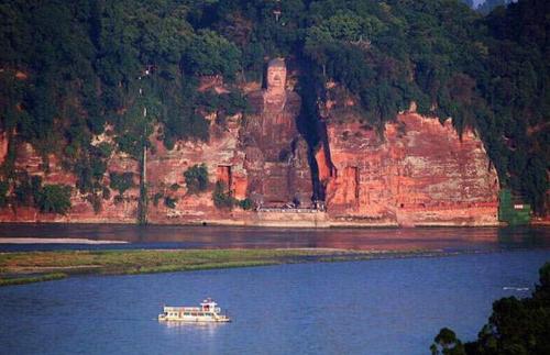 It is very convenient to go to Sichuan for retirement after retirement. I choose these two cities to settle in. The scenery is good and price is low.
