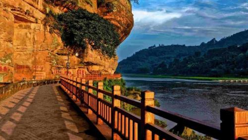 It is very convenient to go to Sichuan for retirement after retirement. I choose these two cities to settle in. The scenery is good and price is low.
