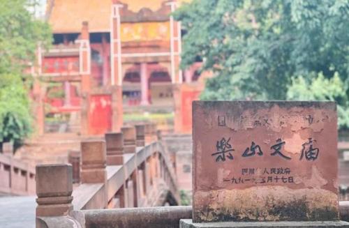 It is very convenient to go to Sichuan for retirement after retirement. I choose these two cities to settle in. The scenery is good and price is low.
