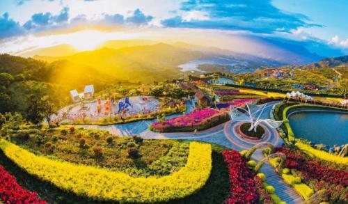 After I retired, I went to this small city in Sichuan to escape cold and spend winter. It's called "Little Sanya" and environment is beautiful.