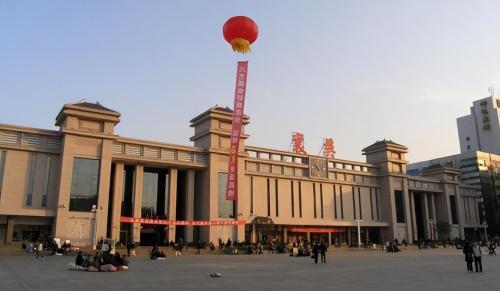 There is a railway station in north of our country. The name is very interesting. Many people say: I can't read it.