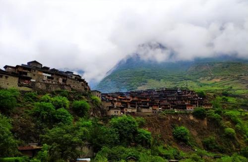 The ancient village at junction of Sichuan and Yunnan has been isolated from world for 300 years. The roofs of entire village are connected, and each household is connected.
