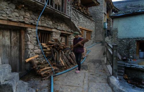 The ancient village at junction of Sichuan and Yunnan has been isolated from world for 300 years. The roofs of entire village are connected, and each household is connected.
